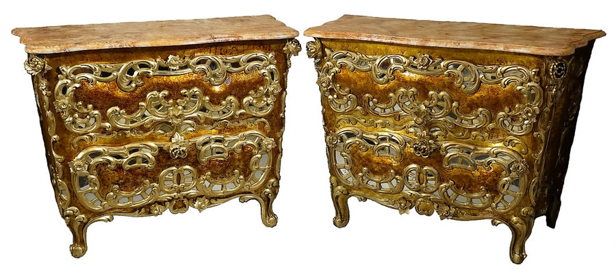 Paire de commodes siciliennes de style rococo vernies a mecca et dor&eacute;es